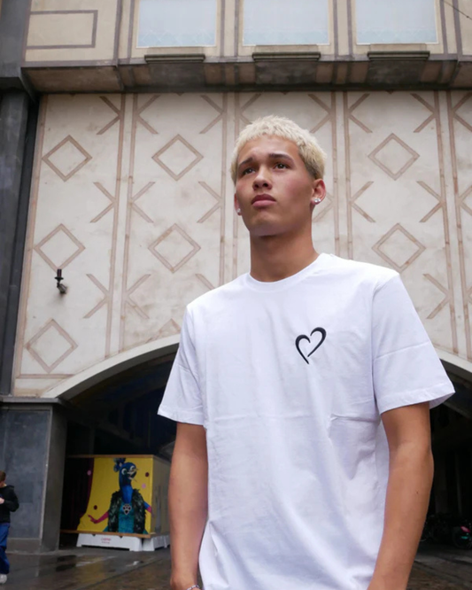 Signatur T-shirt med sort hjerte - Hvid