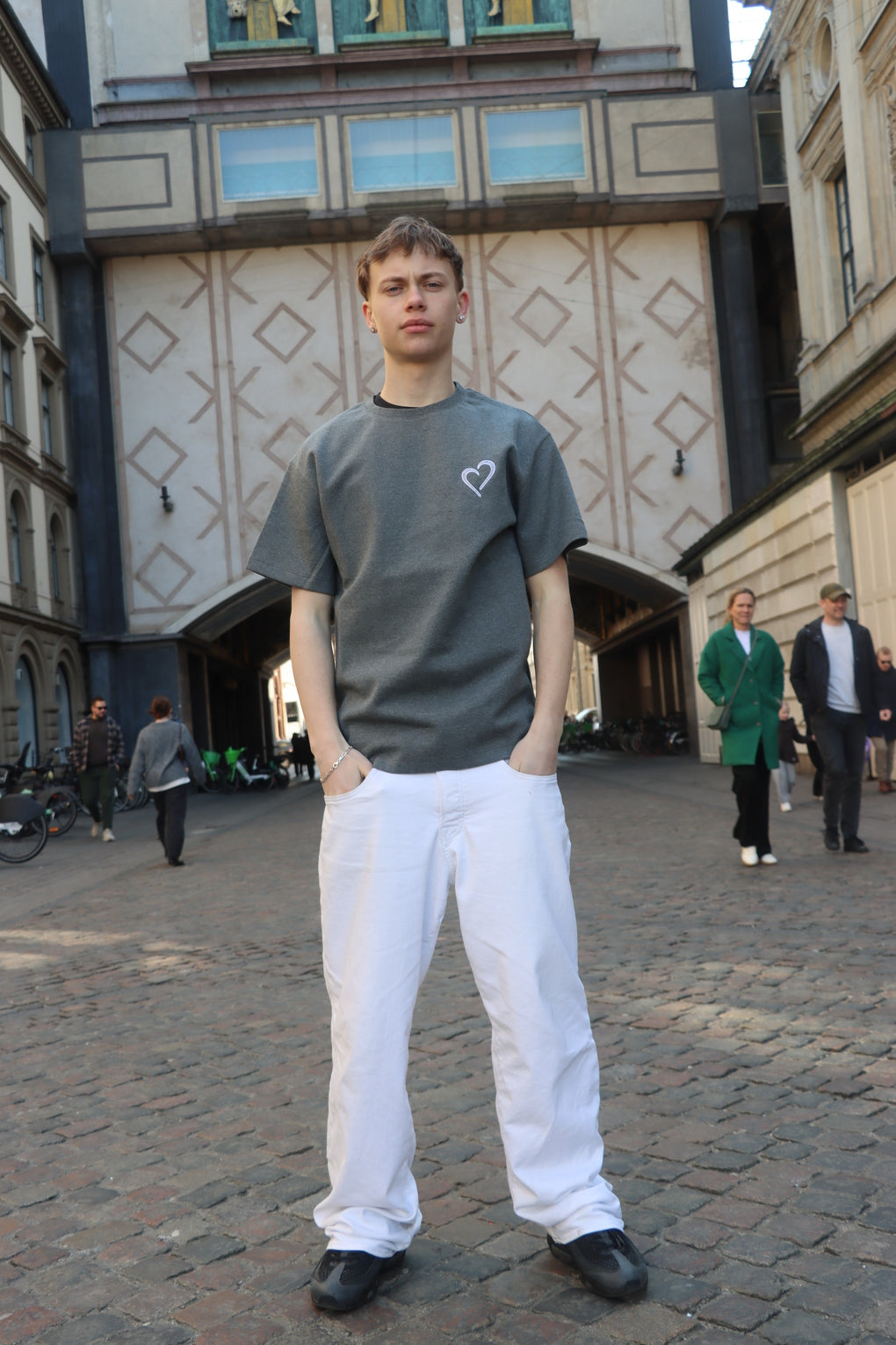 Heavyweight T-Shirt med Hvidt Hjerte - Mørkegrå