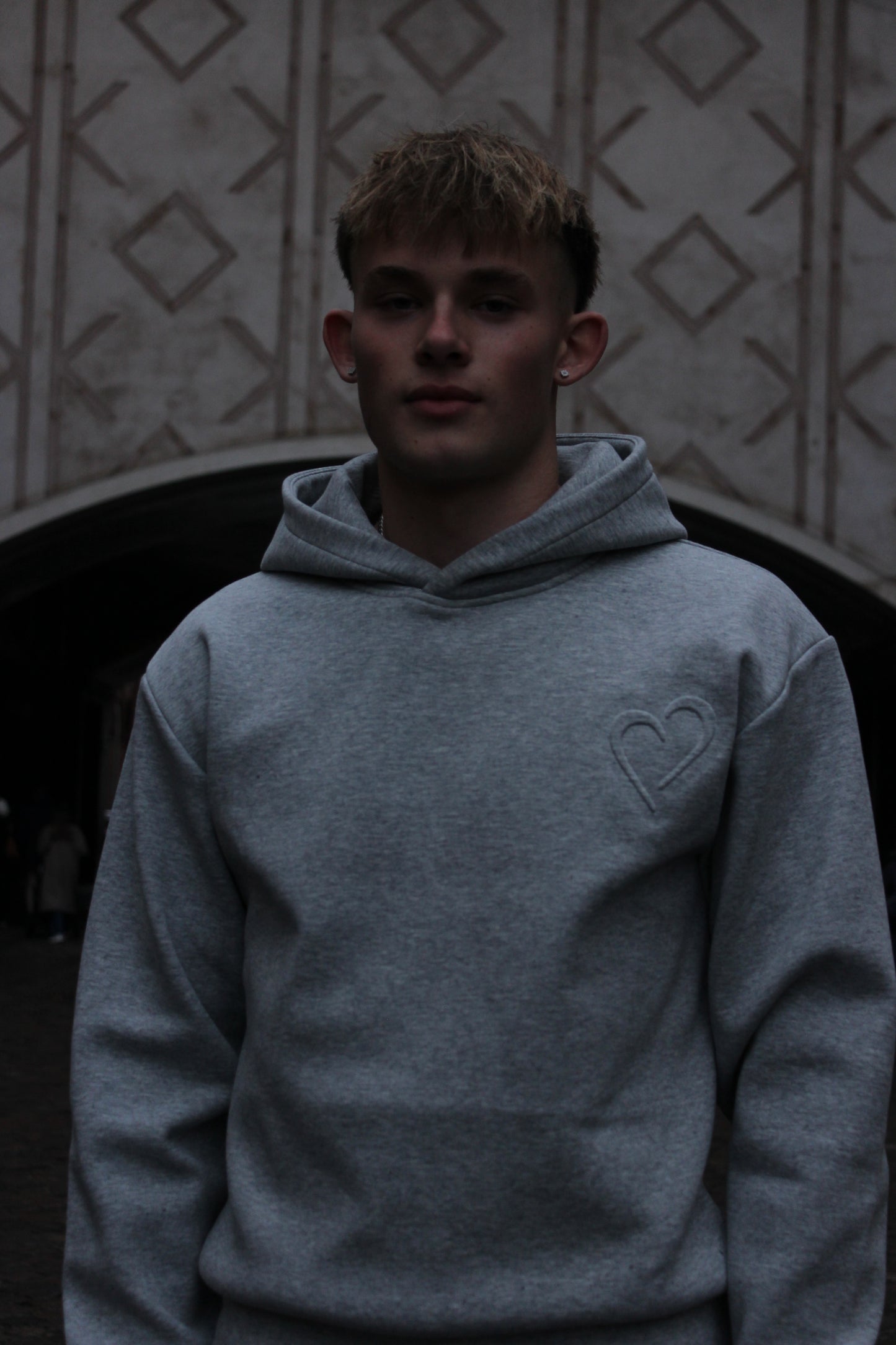 Light Grey Cloud Hoodie med Embossed Logo