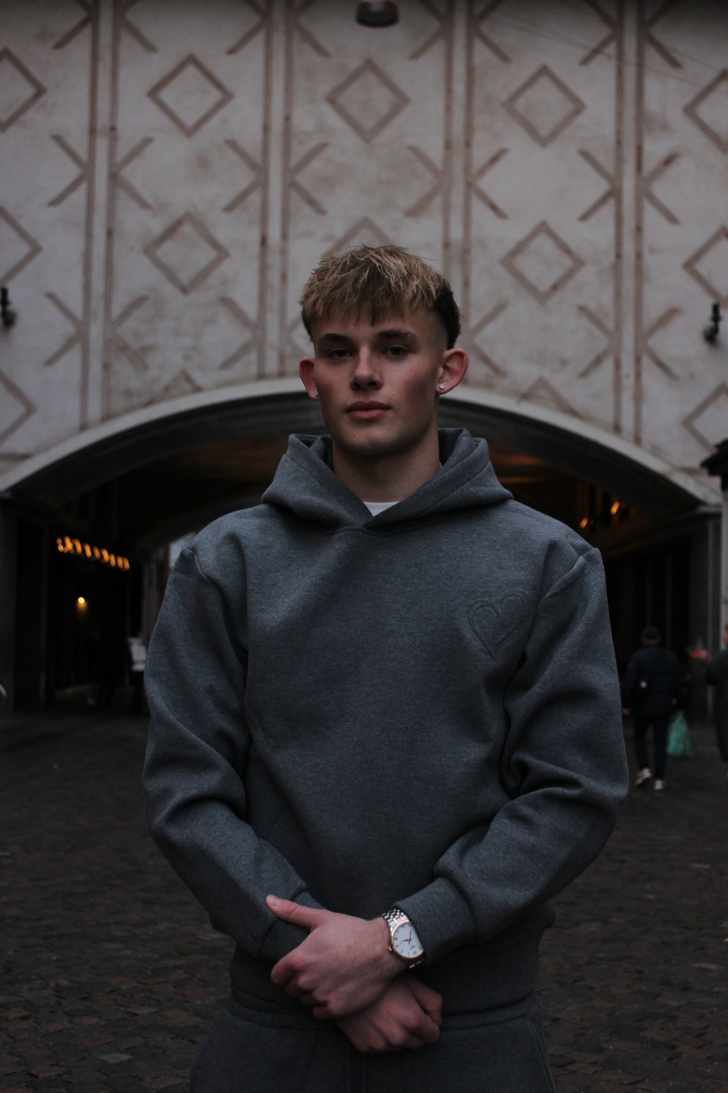 Rocky Grey Cloud Hoodie med Embossed Logo