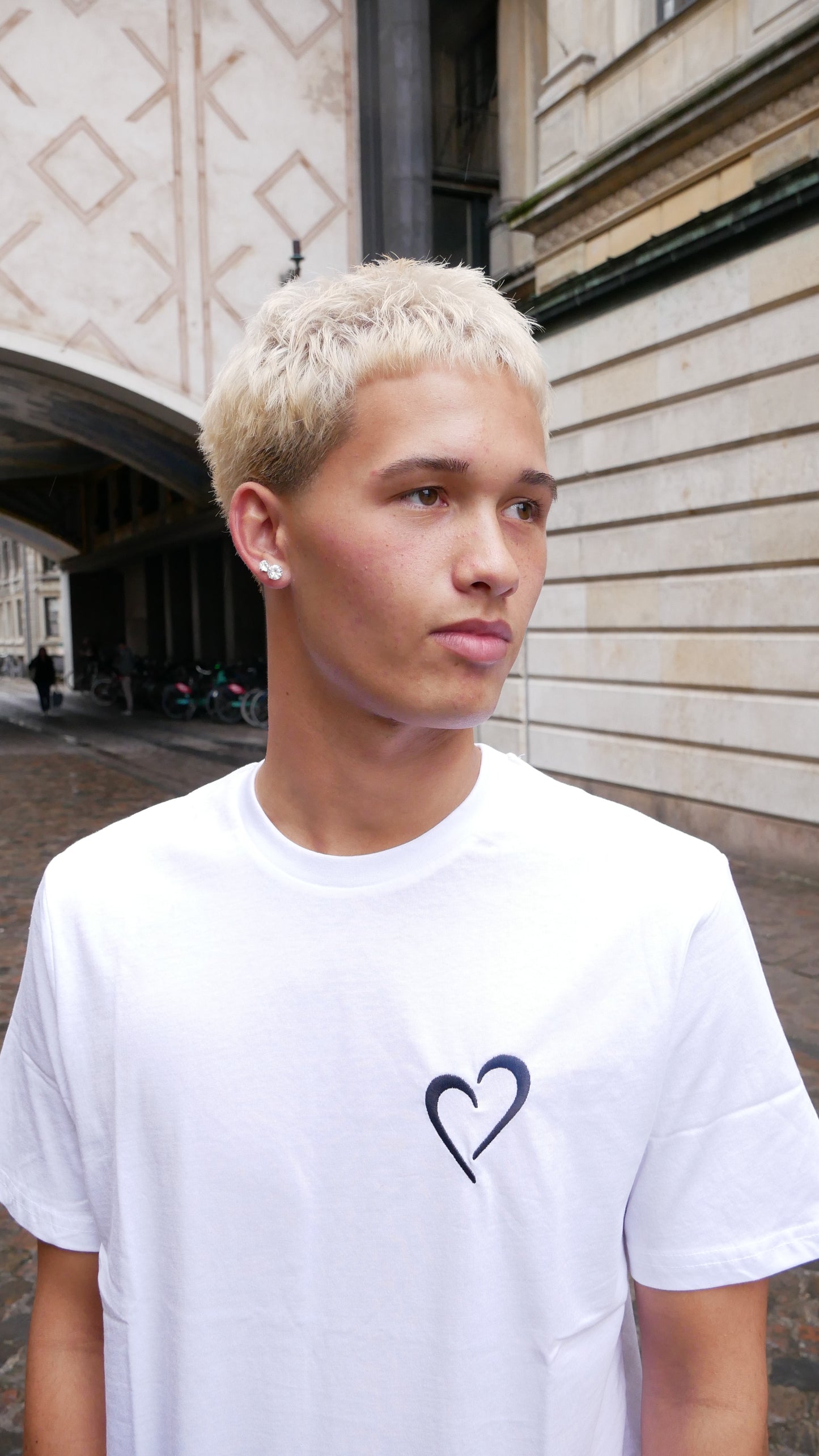 Signatur T-shirt med sort hjerte - Hvid